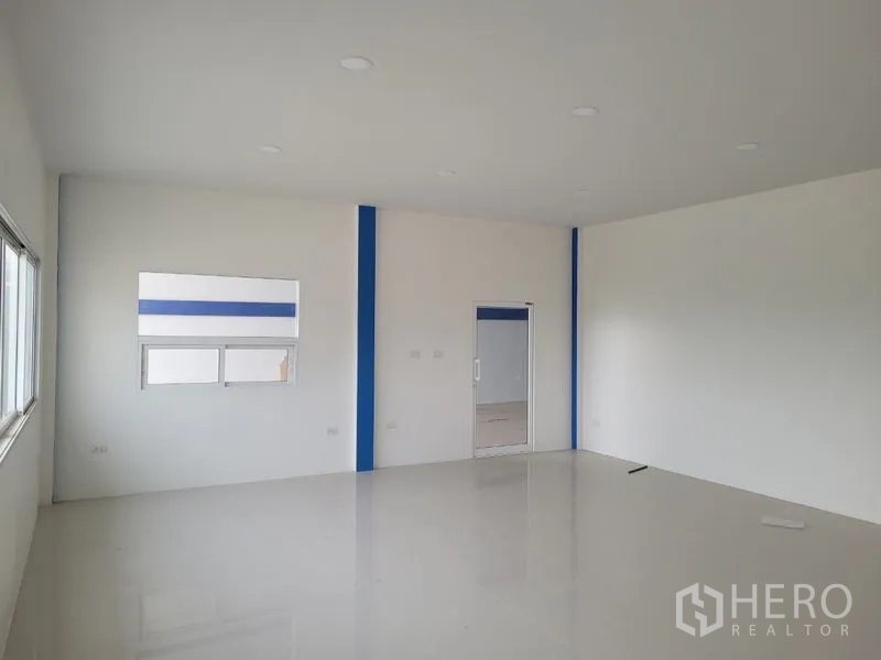 โรงงาน ให้เช่าหรือขายในKhlong Luang, Pathum Thani - ออฟฟิศชั้นบนสว่าง ผนังสีขาว พื้นกระเบื้อง และไฟดาวน์ไลท์