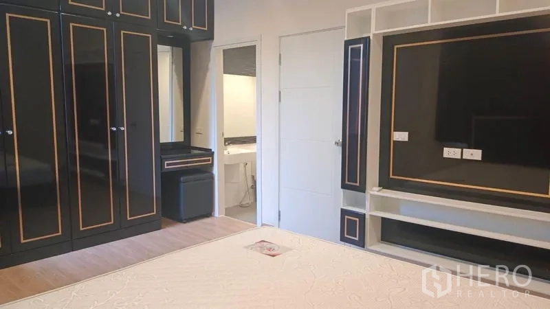 联排别墅 出租 - 主卧带黑色定制衣柜、电视背景墙，并可直达卫浴。