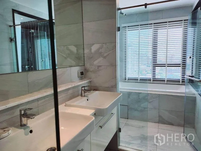 คอนโด ให้เช่าในWatthana, Bangkok - ห้องน้ำมาสเตอร์อ่างล้างหน้าคู่ กระจกบานใหญ่ ฝักบัวกระจกกั้น และอ่างอาบน้ำข้างหน้าต่างมู่ลี่