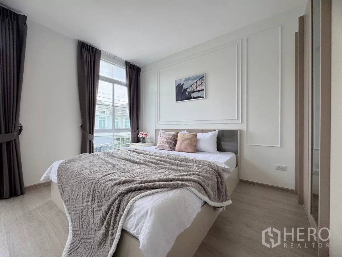 联排别墅 出租在Prawet, Bangkok - 主卧室设大窗，床铺采用中性色软装。