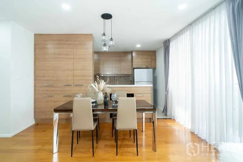 คอนโด ขายในWatthana, Bangkok - พื้นที่รับประทานอาหาร 4 ที่นั่ง ข้างครัวเปิดและผ้าม่านสูง