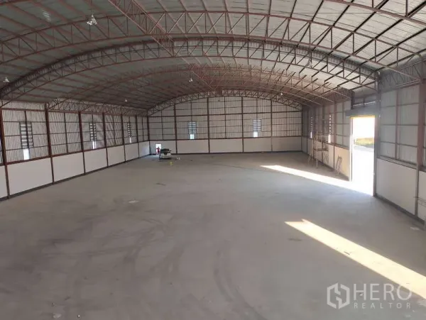 工厂 出租或出售在Sai Noi, Nonthaburi - 宽敞生产大厅，钢结构桁架屋顶，净高8米，钢筋混凝土地面。
