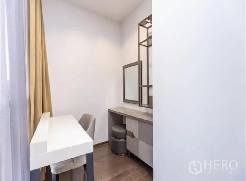 公寓 出租在Ratchathewi, Bangkok - 靠窗的书写/梳妆角，设书桌、镜子与置物架。