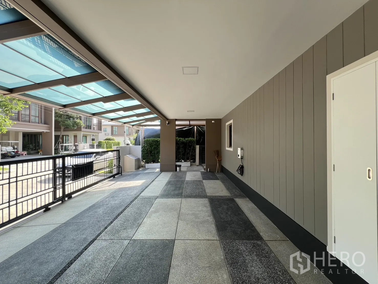 Detached House for rent or sale in Bang Kapi, Bangkok - Reverse view of the spacious covered carport behind sliding gate