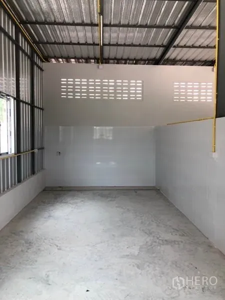 คลังสินค้า ให้เช่าหรือขายในThanyaburi, Pathum Thani - ภายในโกดัง เพดานเหล็กสูง ผนังกระเบื้อง และช่องระบายอากาศ