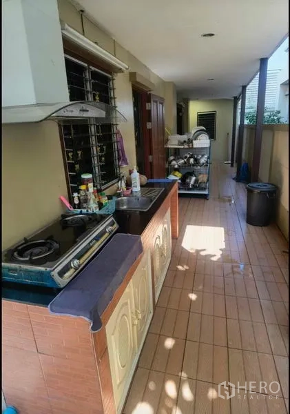 บ้าน ขายในBang Yai, Nonthaburi - ครัวไทยนอกบ้าน เตาแก๊ส เครื่องดูดควัน และเคาน์เตอร์กระเบื้อง