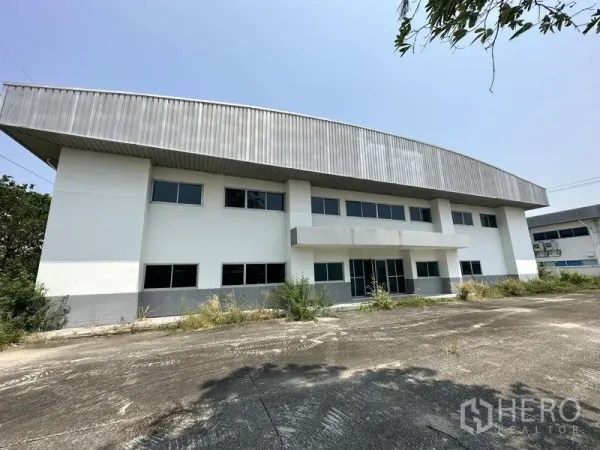โรงงาน ให้เช่าในChon Buri - ด้านหน้าอาคารโรงงาน พร้อมประตูกระจกและลานจอดรถ