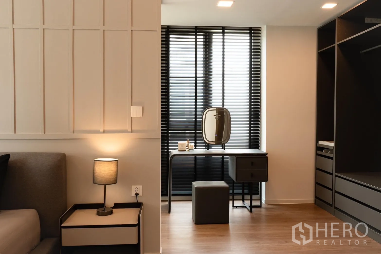 Detached House for rent in Saphan Sung, Bangkok - Bedroom dressing area with study vanity, black blinds and built-in wardrobes