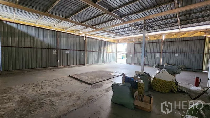 货栈 出租在Bang Khen, Bangkok - 大面积存储区，金属板围护，从屋檐引入自然采光。