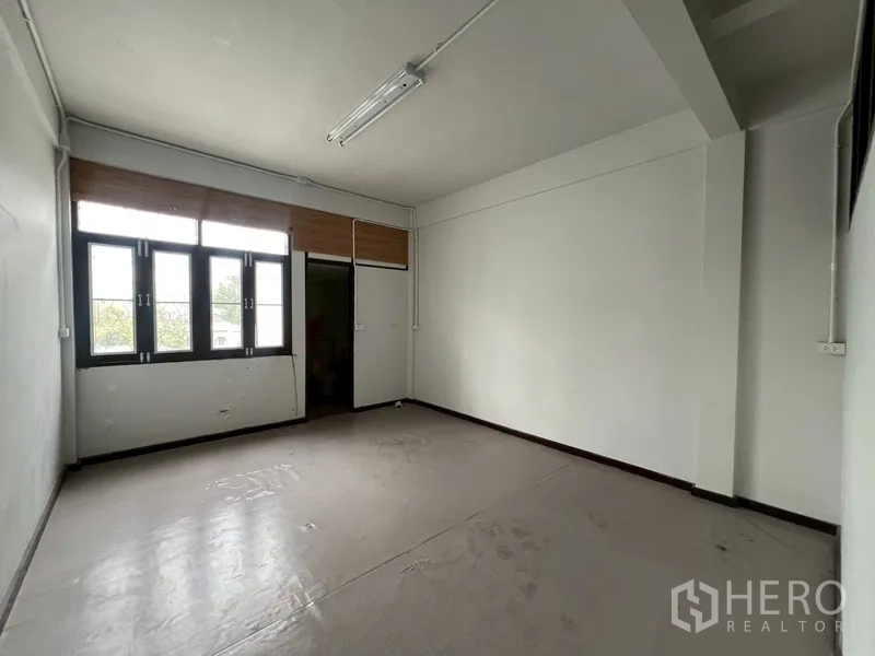 店屋 出租在Phra Khanong, Bangkok - 简洁卧室或办公室，带窗与房门。