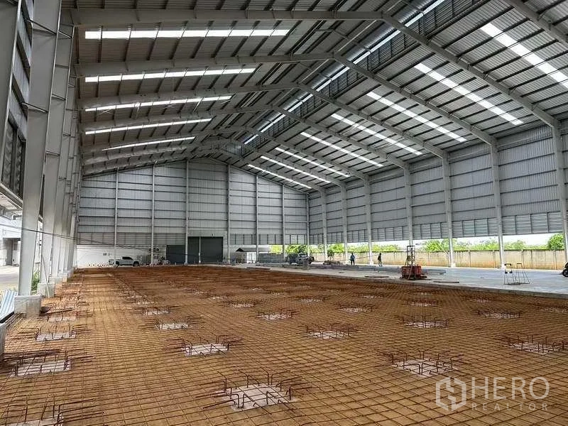 คลังสินค้า ให้เช่าในWang Noi, Phra Nakhon Si Ayutthaya - ภายในโกดังไร้เสากลาง ผนังเมทัลชีทและงานวางเหล็กพื้น