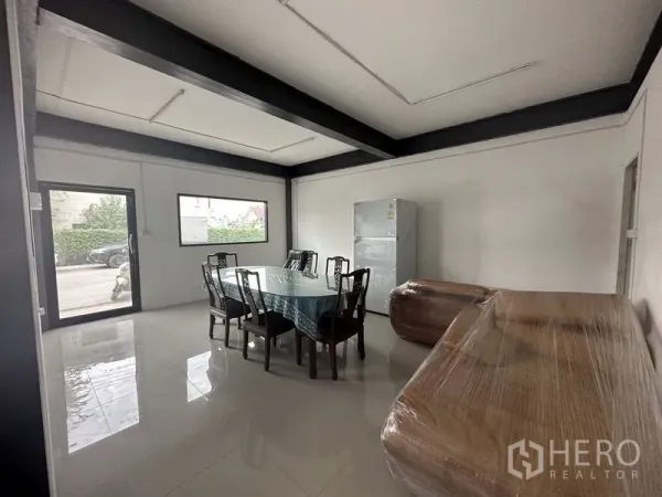 货栈 出租在Samut Prakan - 仓库内干净的办公室/会议室，配桌椅、玻璃门与窗户。