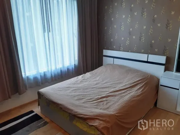 คอนโด ให้เช่าในKhlong Toei, Bangkok - ห้องนอนอบอุ่น เตียงคู่ ผนังวอลเปเปอร์ลายสวย หน้าต่างบานใหญ่พร้อมม่านทึบ