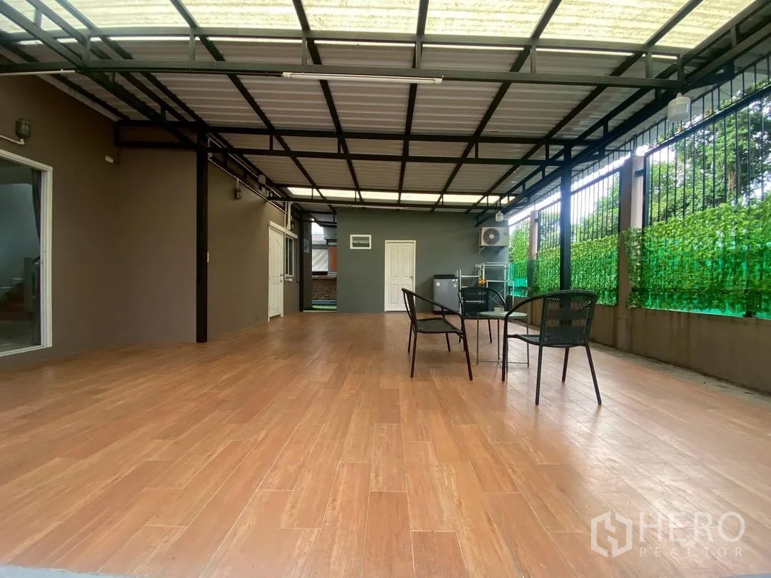 บ้านเดี่ยว for rent in Suan Luang, Bangkok - ลานอเนกประสงค์มีหลังคา พื้นลายไม้ พร้อมชุดโต๊ะเก้าอี้