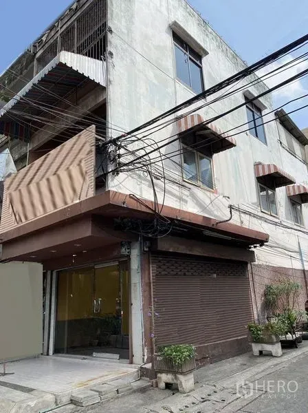 พื้นที่ขายปลีก ให้เช่าในSathon, Bangkok - อาคารตึกแถวมุมตึก หน้าร้านกระจกและประตูเหล็กม้วนในซอย