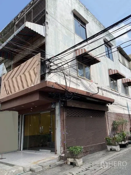 พื้นที่ขายปลีก ให้เช่าในSathon, Bangkok - อาคารตึกแถวมุมตึก หน้าร้านกระจกและประตูเหล็กม้วนในซอย