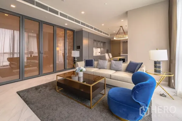 公寓 出租在Watthana, Bangkok - 开放式起居区，玻璃隔断、云石厨房与用餐区，现代通罗公寓。