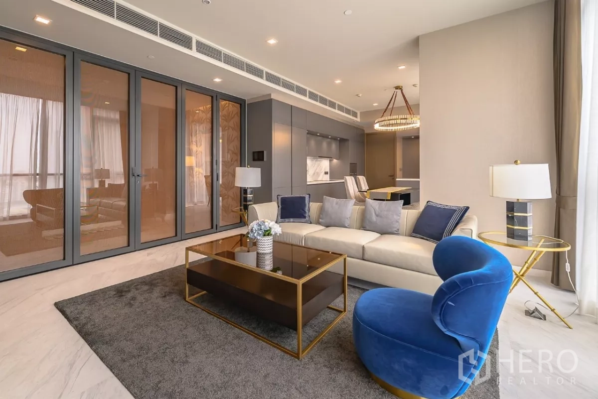 公寓 出租在Watthana, Bangkok - 开放式起居区，玻璃隔断、云石厨房与用餐区，现代通罗公寓。