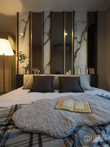 คอนโด ให้เช่าในKhlong San, Bangkok - เตียงนอนพร้อมผ้าคลุมและหมอน ในห้องโทนอบอุ่นตกแต่งดีเทลหินอ่อน