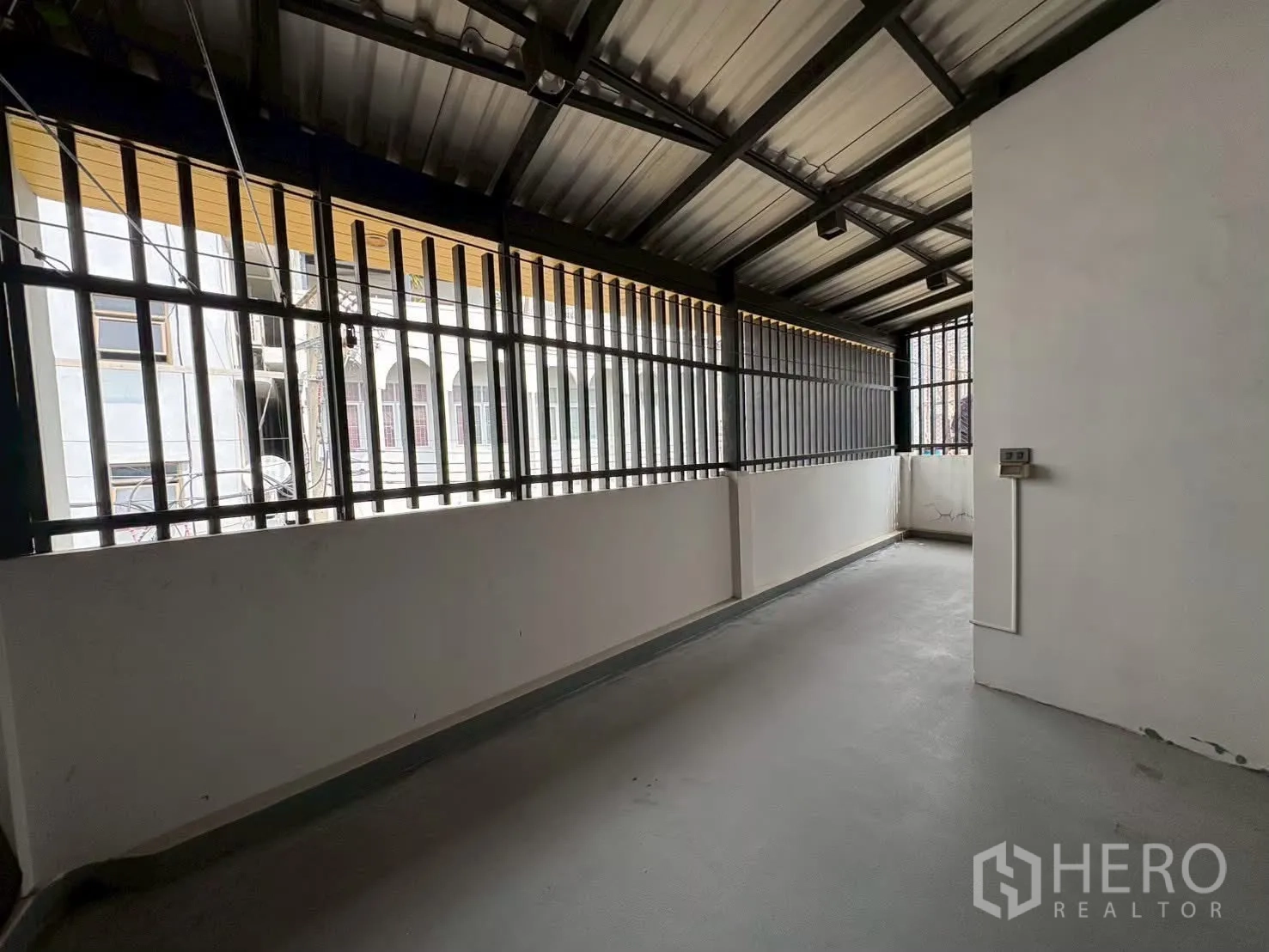 联排别墅 for rent in Pathum Wan, Bangkok - 带顶露台，金属栏杆与水泥地面。