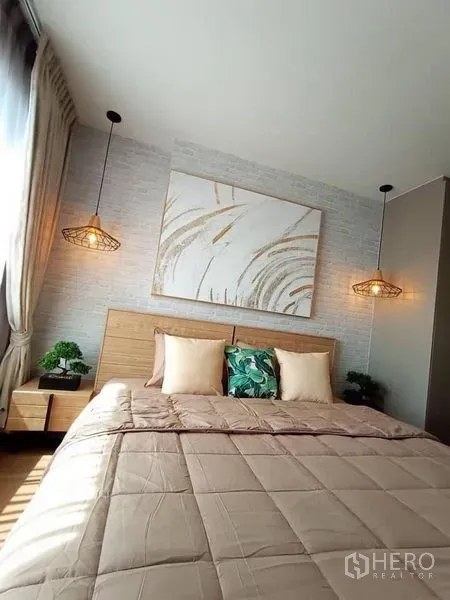 公寓 出租在Phra Khanong, Bangkok - 明亮卧室，吊灯与木质床头，柔和床品，大窗配窗帘。