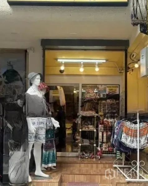 零售空间 出租在Watthana, Bangkok - 店面入口，有模特展示、推拉玻璃门、顶灯与衣架。