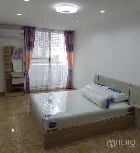 คอนโด ให้เช่าในWatthana, Bangkok - ห้องนอนสว่าง เตียงคู่ โต๊ะเครื่องแป้ง และหน้าต่างพร้อมผ้าม่าน