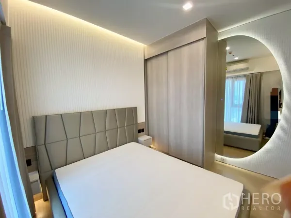 คอนโด ให้เช่าในPhra Khanong, Bangkok - ห้องนอนใหญ่หัวเตียงบุหนัง ตู้เสื้อผ้าบานเลื่อน พร้อมกระจกทรงกลมมีไฟ