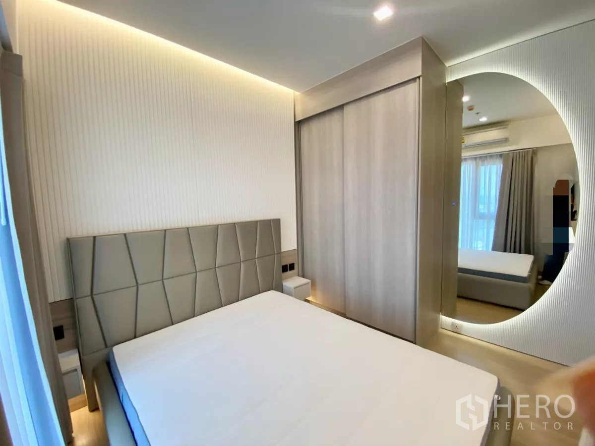 คอนโด ให้เช่าในPhra Khanong, Bangkok - ห้องนอนใหญ่หัวเตียงบุหนัง ตู้เสื้อผ้าบานเลื่อน พร้อมกระจกทรงกลมมีไฟ