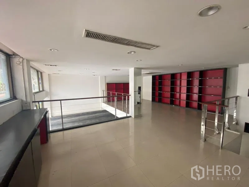 零售空间 出租在Watthana, Bangkok - 夹层零售区，瓷砖地面，射灯天花，内置红色展示柜。