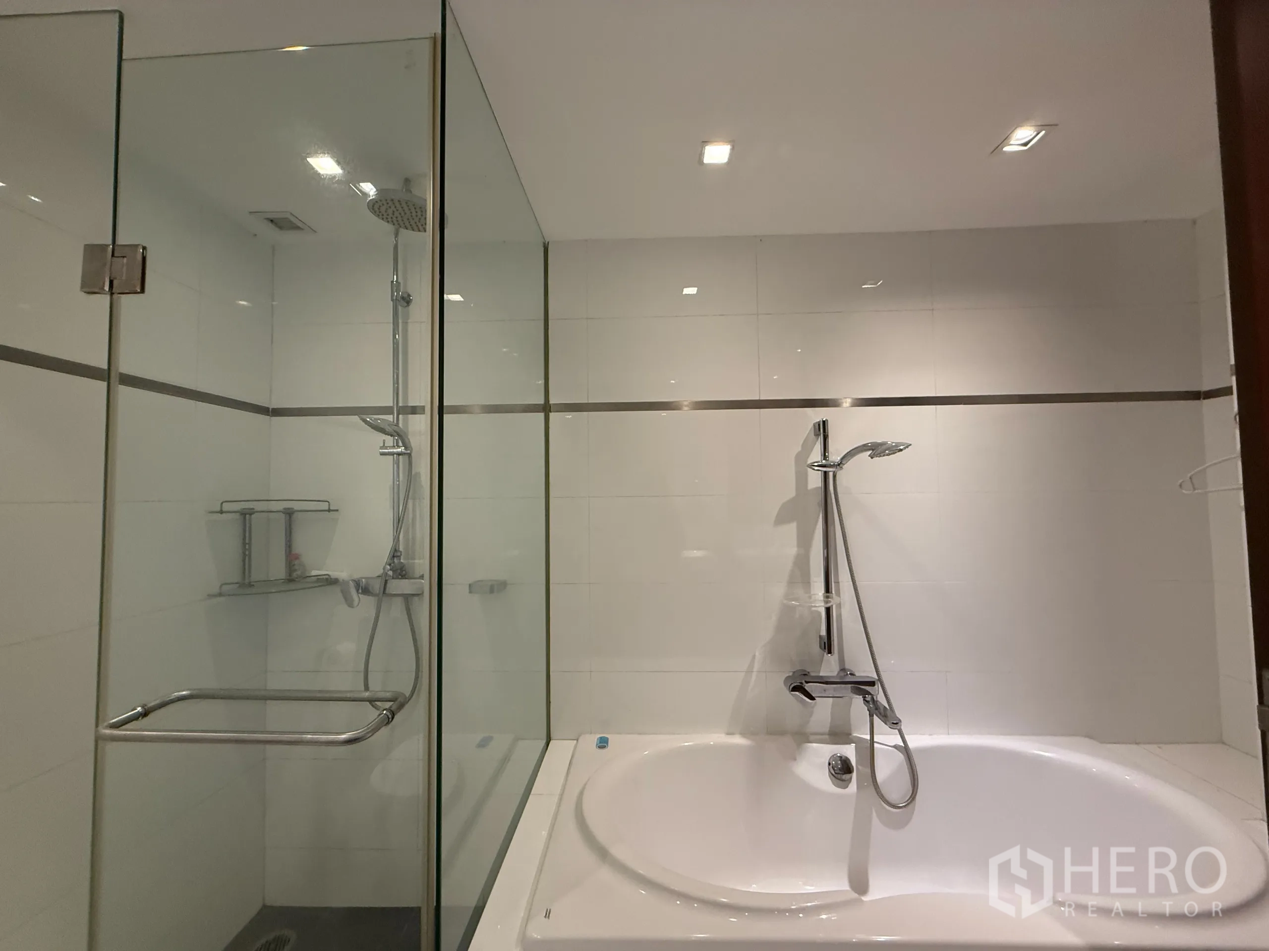 คอนโด ให้เช่าในPhaya Thai, Bangkok - อ่างอาบน้ำคู่กับตู้กั้นอาบน้ำกระจก แบบเรนชาวเวอร์