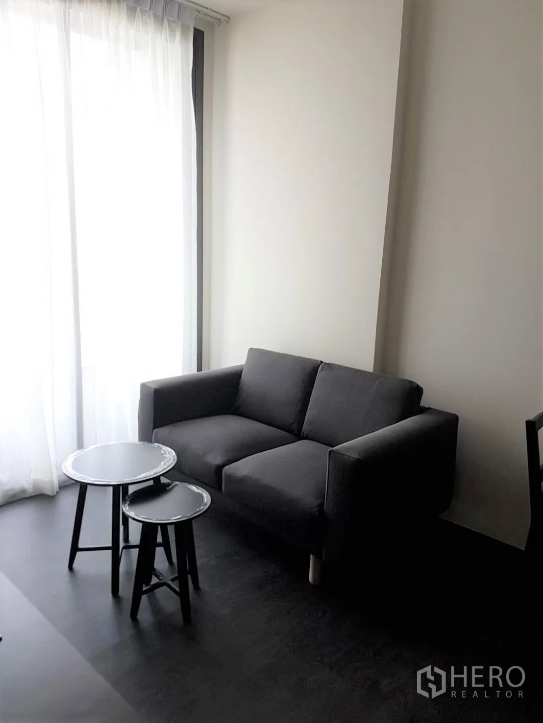 คอนโด ให้เช่าหรือขายในWatthana, Bangkok - ห้องนั่งเล่นสว่าง โซฟาสีเทา โต๊ะกลมซ้อนกัน และผ้าม่านโปร่งสูงจรดเพดาน