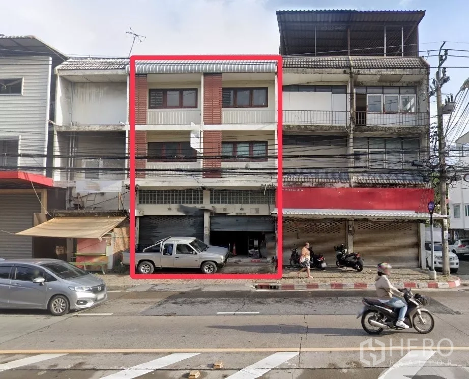 Shophouse for rent in Prawet, Bangkok - Street-facing multi-storey shophouse facade on a main road in Prawet, Bangkok with roller shutters.