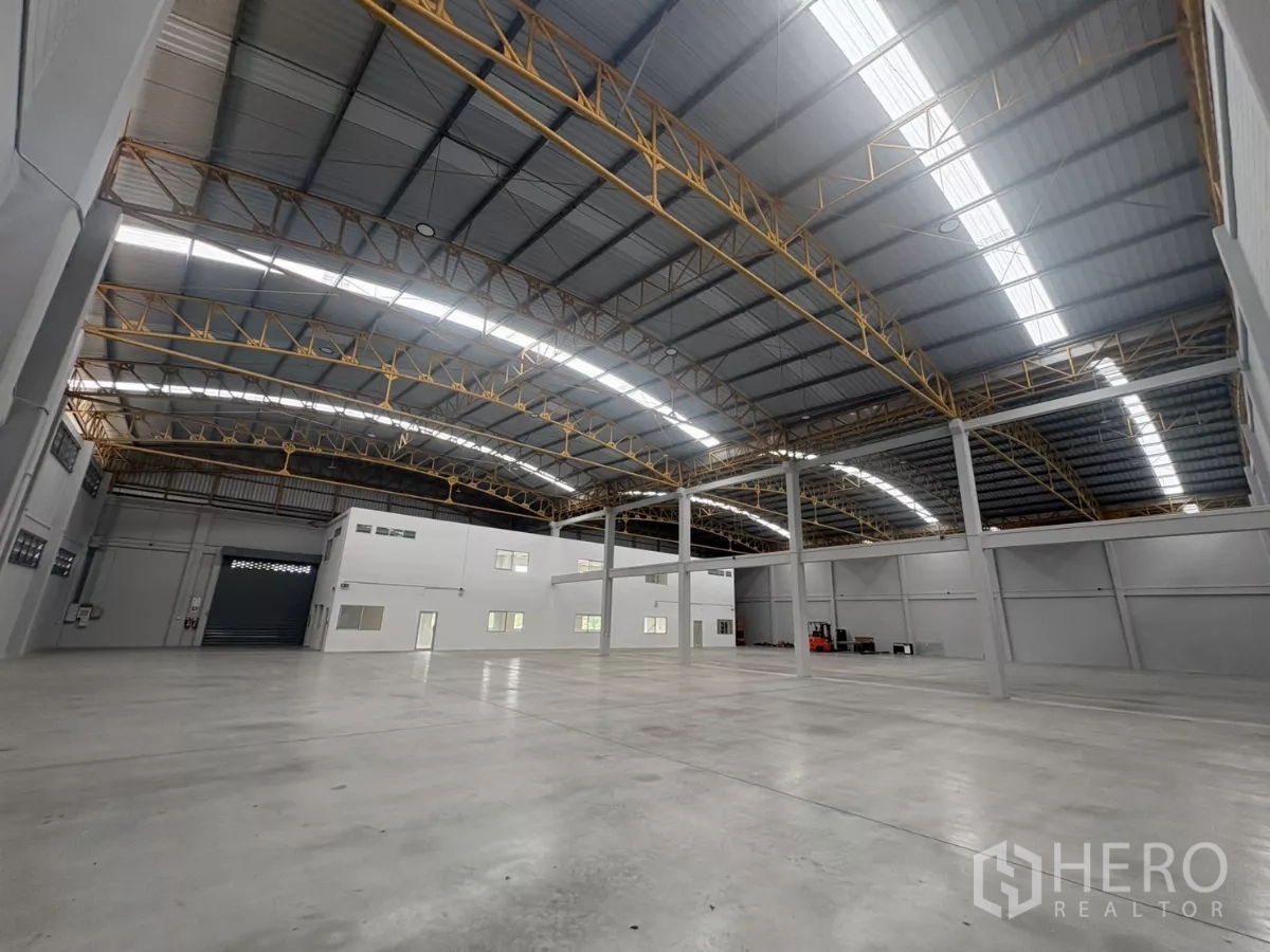 工厂 出租在Bang Phli, Samut Prakan - 超大仓库大厅，立柱高耸与自然天窗带