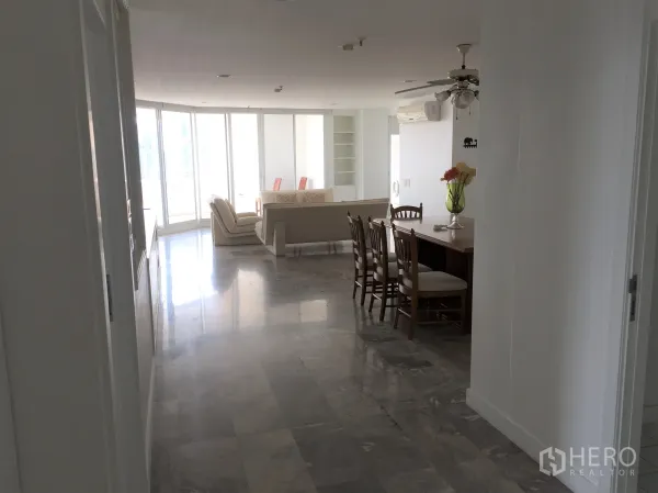 คอนโด ให้เช่าในWatthana, Bangkok - พื้นที่นั่งเล่น-รับประทานอาหารคอนโดในทองหล่อ พื้นหินอ่อน หน้าต่างบานสูงโปร่ง