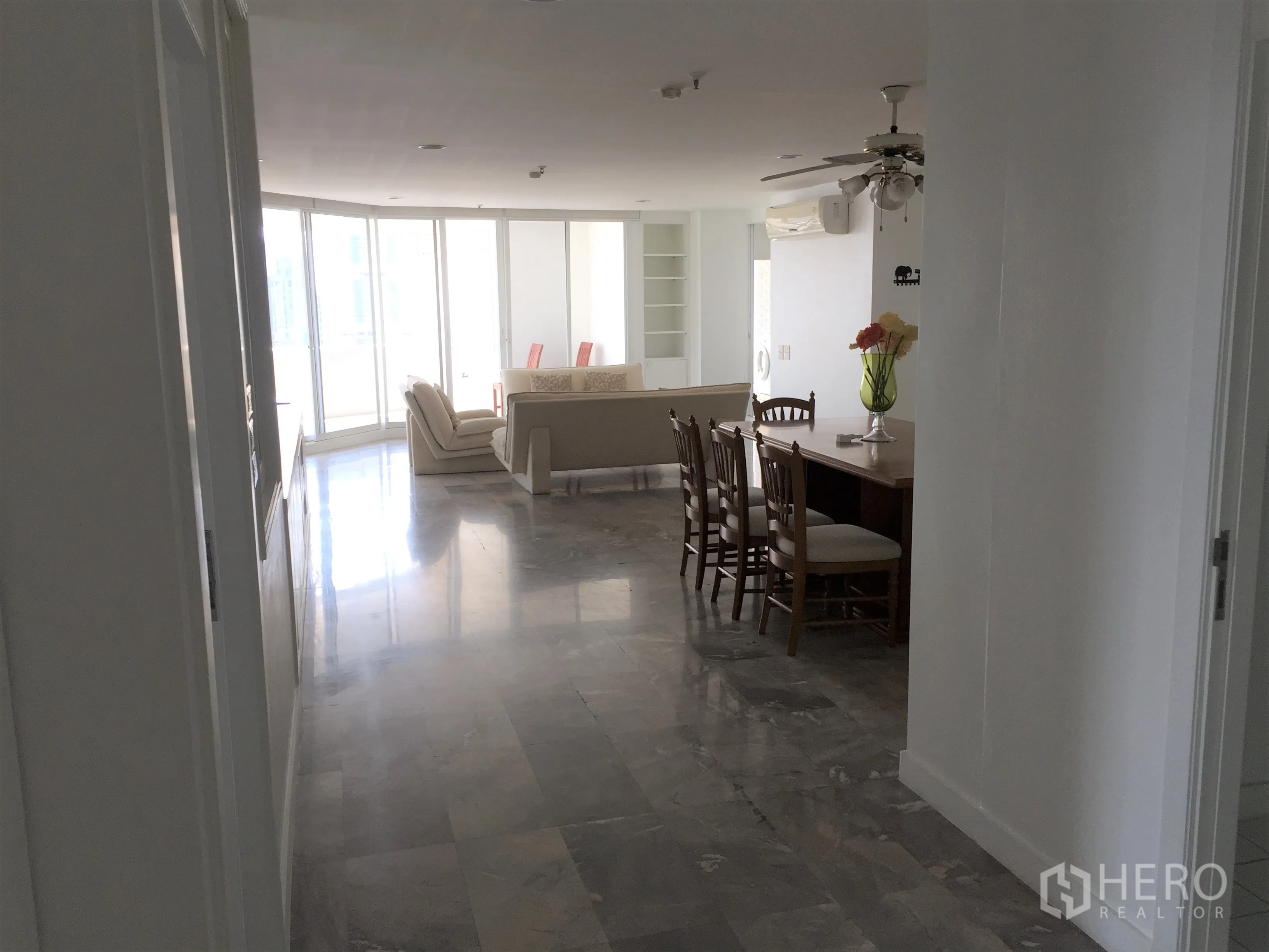 คอนโด ให้เช่าในWatthana, Bangkok - พื้นที่นั่งเล่น-รับประทานอาหารคอนโดในทองหล่อ พื้นหินอ่อน หน้าต่างบานสูงโปร่ง