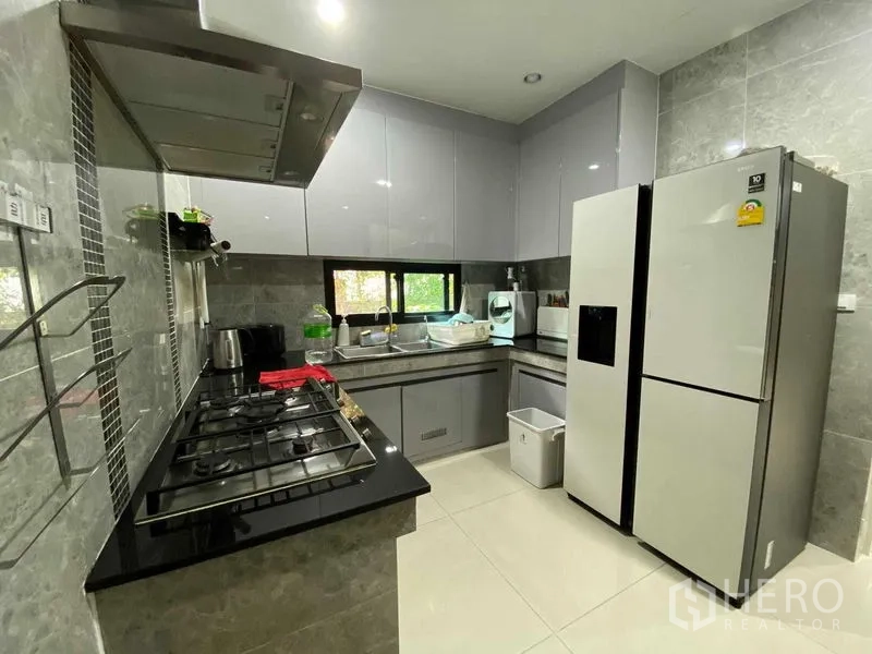 บ้าน ขายในPrawet, Bangkok - มุมมองครัวยุคใหม่พร้อมตู้เย็นประตูคู่และที่เก็บของมากมาย