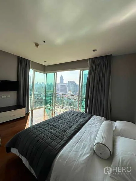 คอนโด ให้เช่าหรือขาย - ห้องนอนมาสเตอร์มุมกระจกรอบด้าน มองเห็นวิวสกายไลน์กว้างไกล