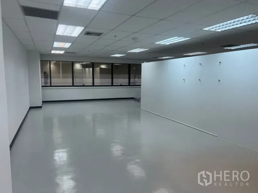 办公空间 出租 - 宽敞办公室，半高隔墙、窗带与吊顶空调出风口。