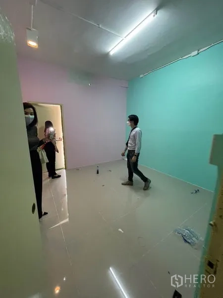 店屋 出租在Ratchathewi, Bangkok - 粉彩墙与亮面地砖的房间，适合办公或储物。