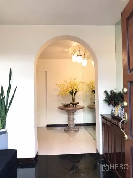 บ้าน ให้เช่าในPhra Khanong, Bangkok - โถงทางเข้าโค้ง โต๊ะหินวางแจกันดอกไม้ และโคมแขวน