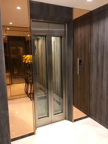 独立商业地产 出租在Chatuchak, Bangkok - 木质墙面电梯厅内的私家不锈钢电梯。