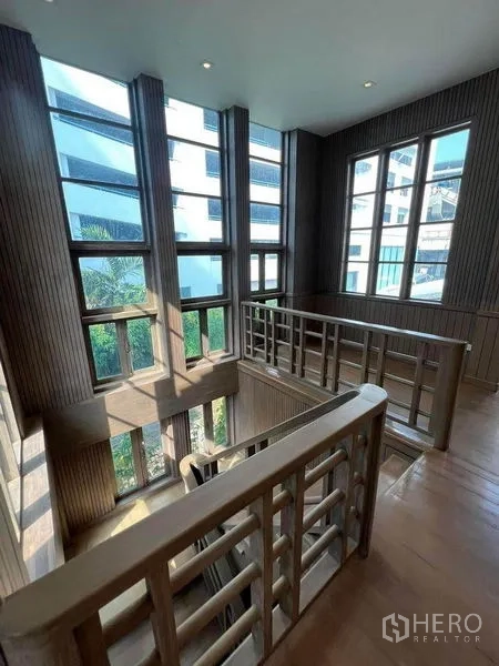 พื้นที่ขายปลีก ให้เช่าในPhaya Thai, Bangkok - ชานพักบันไดสว่างพร้อมราวบันไดลายตะแกรงและหน้าต่างสูง