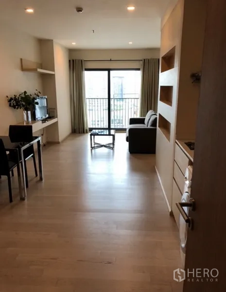 คอนโด ให้เช่าในKhlong Toei, Bangkok - โถงทางเข้าสู่ห้องรับแขก มีชุดโต๊ะกินข้าว ทีวี และระเบียง