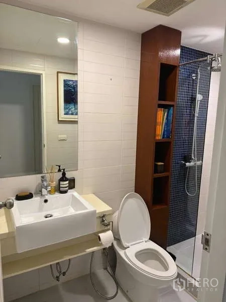 คอนโด ให้เช่าในKhlong Toei, Bangkok - ห้องน้ำโมเดิร์น อ่างล้างหน้าทรงเหลี่ยม โถสุขภัณฑ์ และห้องอาบน้ำกระจกพร้อมชั้นวาง