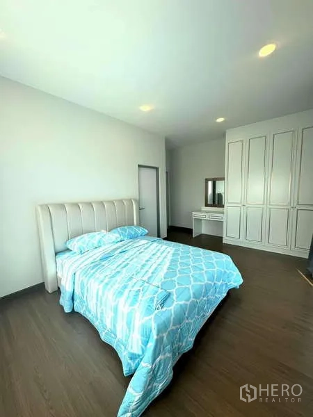 Detached House for rent in Bang Phli, Samut Prakan - Guest bedroom with blue bedding, built‑in wardrobes and dressing table