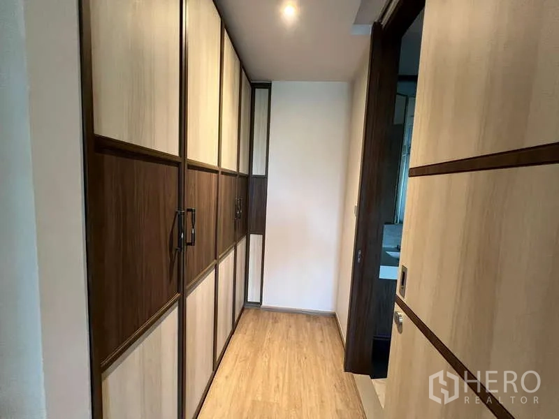 คอนโด ให้เช่าในWatthana, Bangkok - โถงทางเดินมีตู้บิวท์อินเต็มผนังโทนไม้