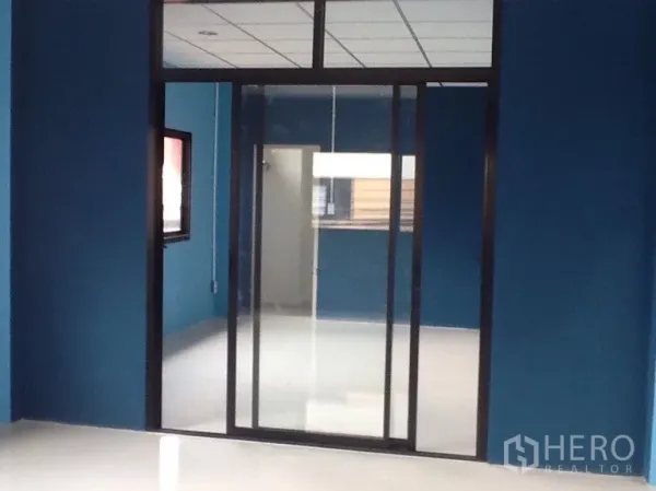 货栈 出租在Bang Kapi, Bangkok - 蓝色调办公房，玻璃推拉门与亮面地坪。