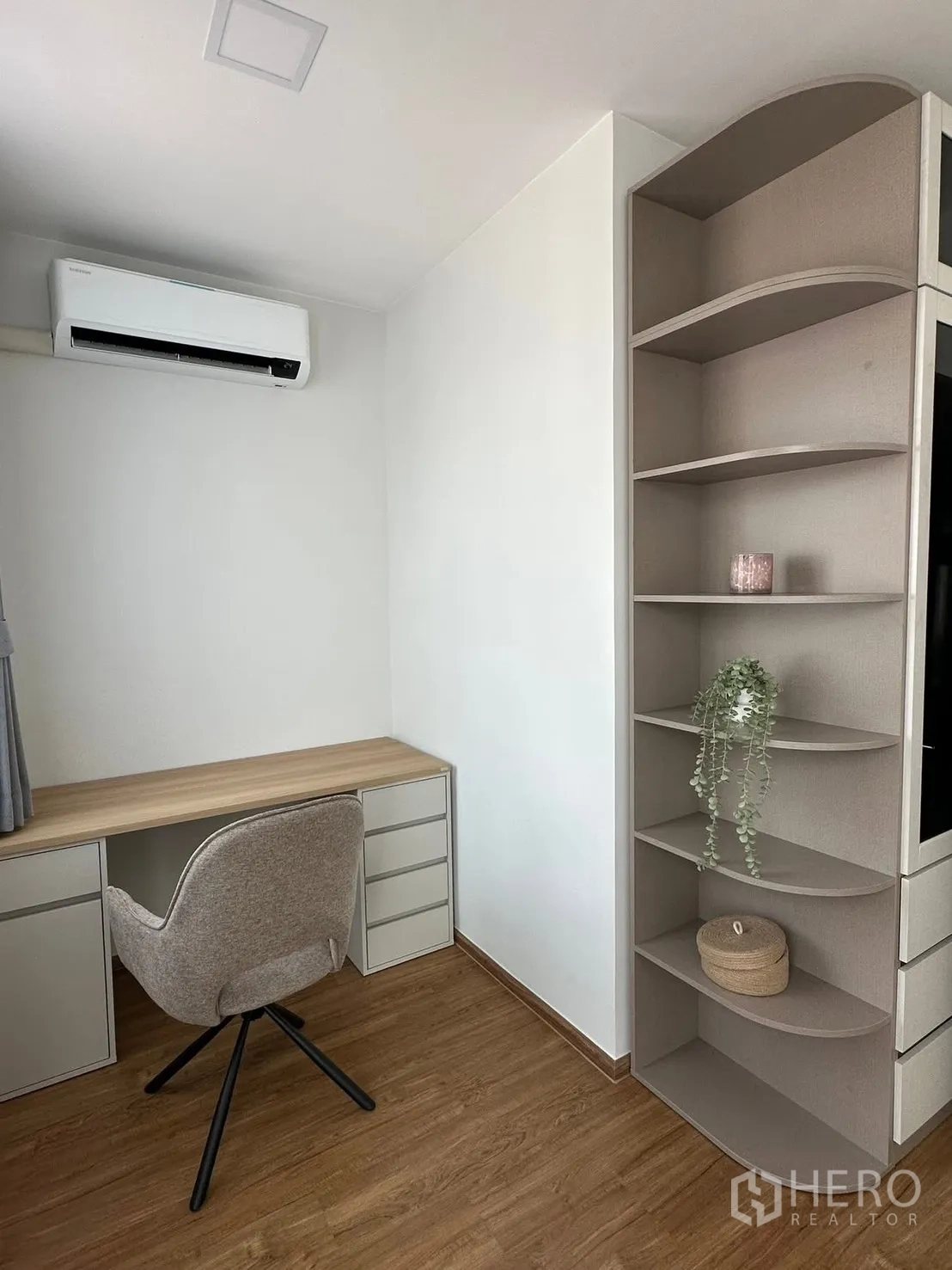 ทาวน์เฮาส์ for rent in Bang Phli, Samut Prakan - ภาพใกล้มุมโต๊ะทำงานบิลท์อินพร้อมลิ้นชักและชั้นโค้งในห้องนอน