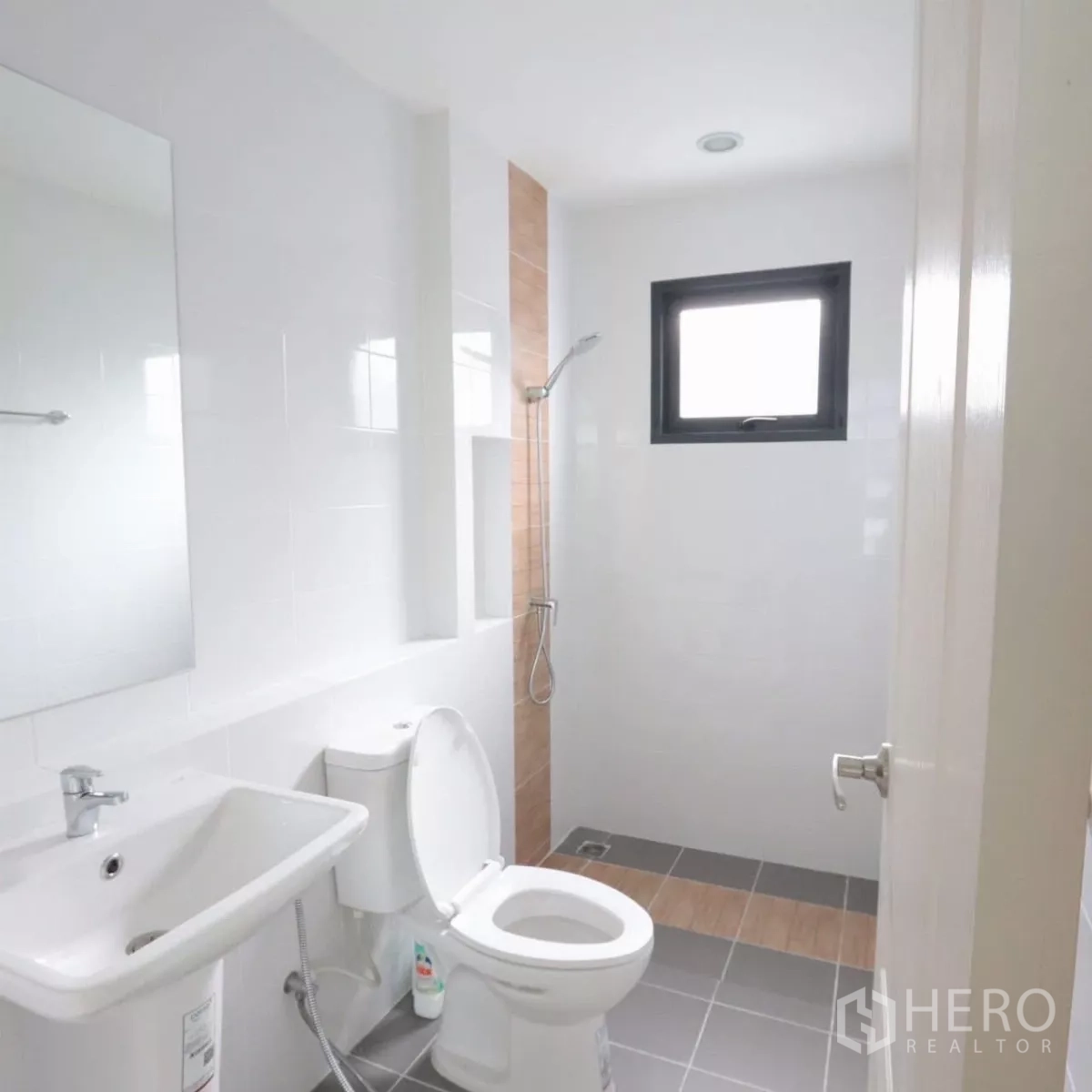 Detached House for rent in Bang Phli, Samut Prakan - Clean bathroom with shower zone, toilet and small window